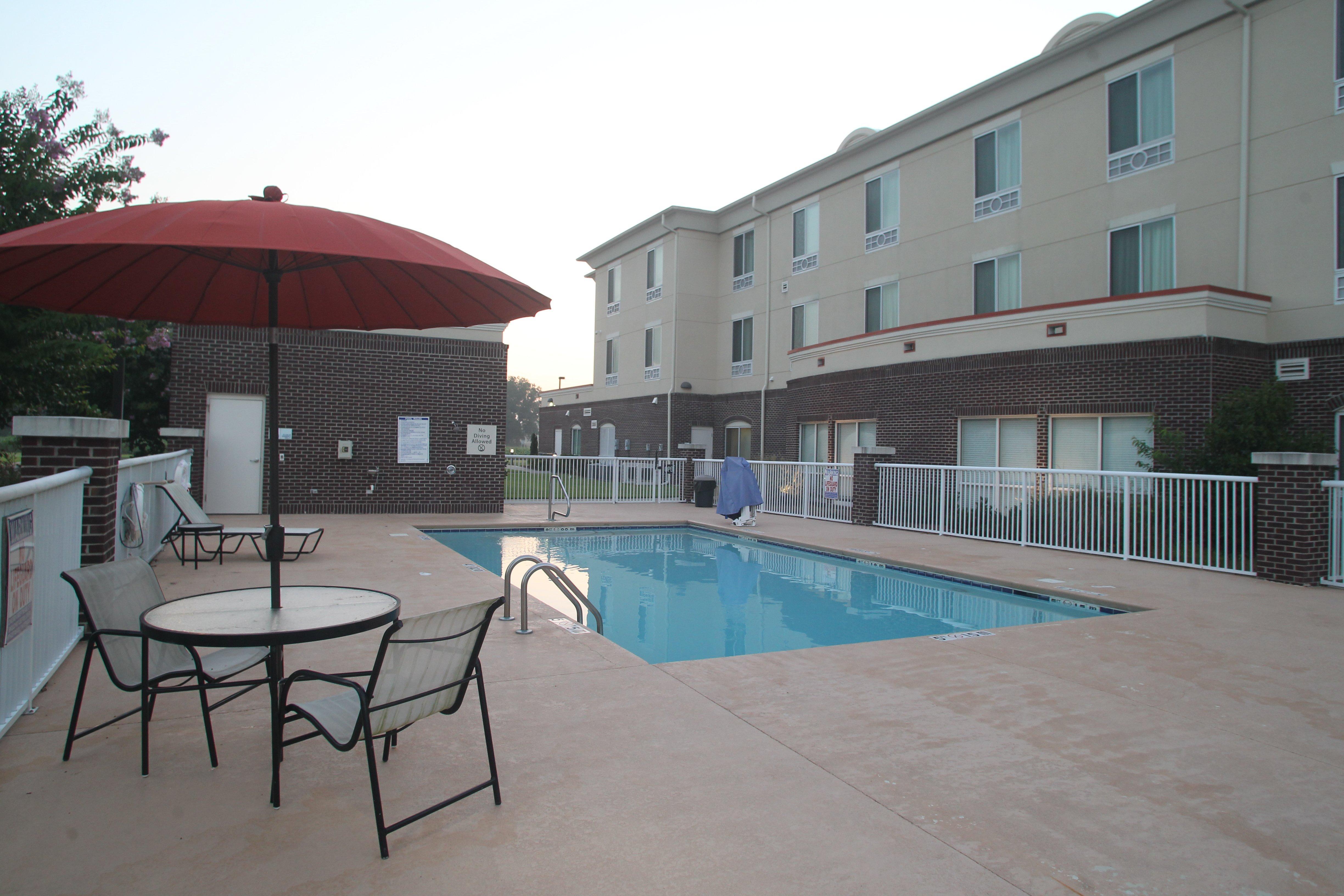 Holiday Inn Express Pembroke By Ihg Eksteriør billede