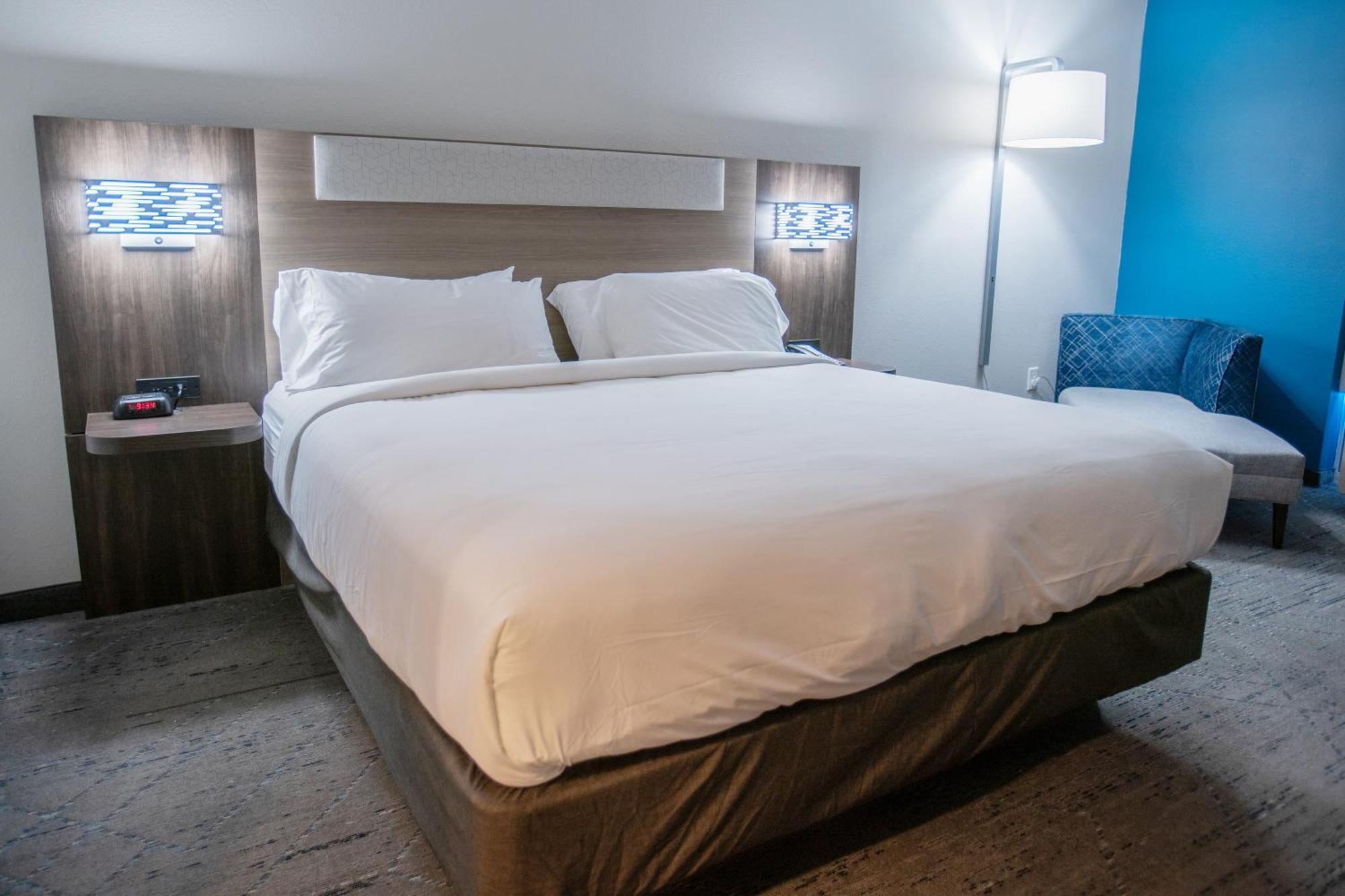 Holiday Inn Express Pembroke By Ihg Eksteriør billede