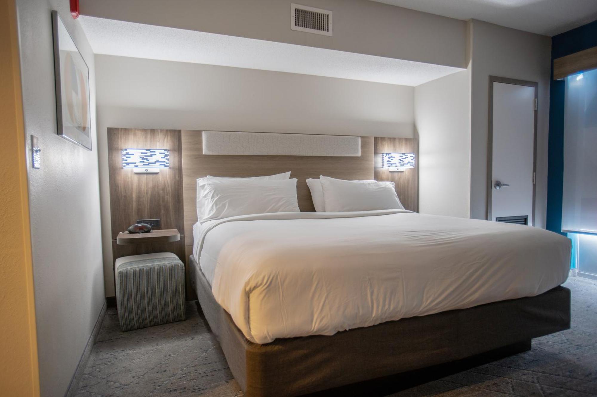 Holiday Inn Express Pembroke By Ihg Eksteriør billede