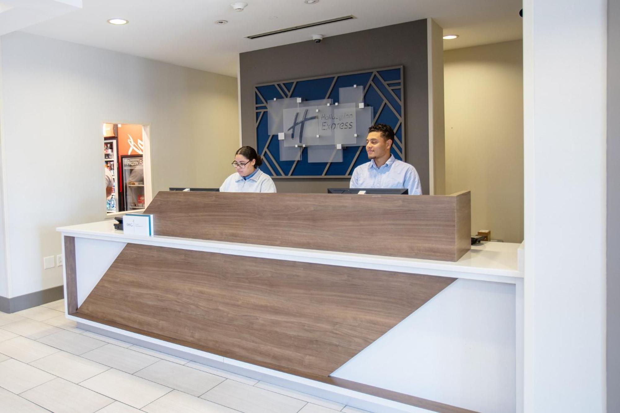 Holiday Inn Express Pembroke By Ihg Eksteriør billede