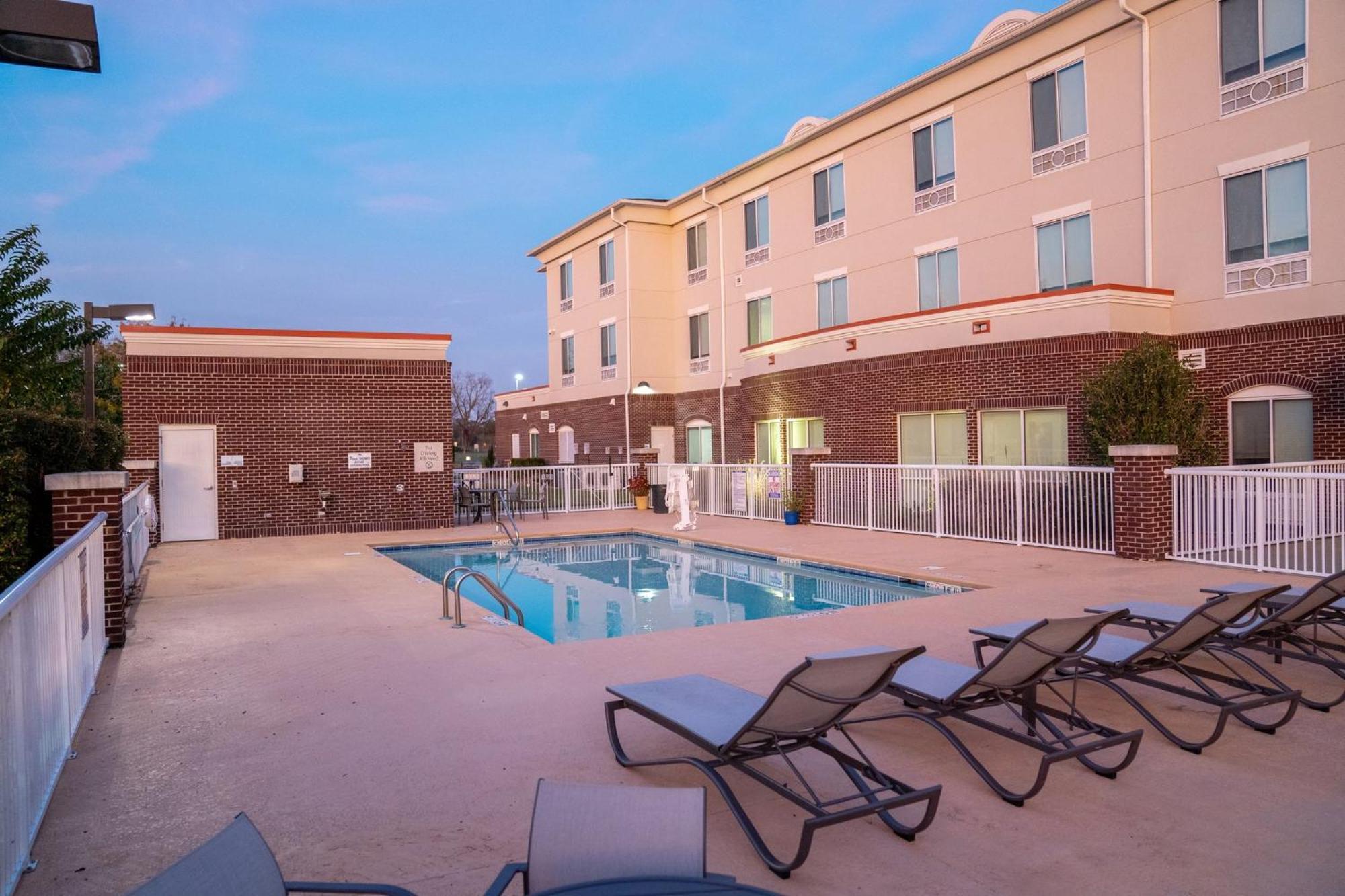 Holiday Inn Express Pembroke By Ihg Eksteriør billede