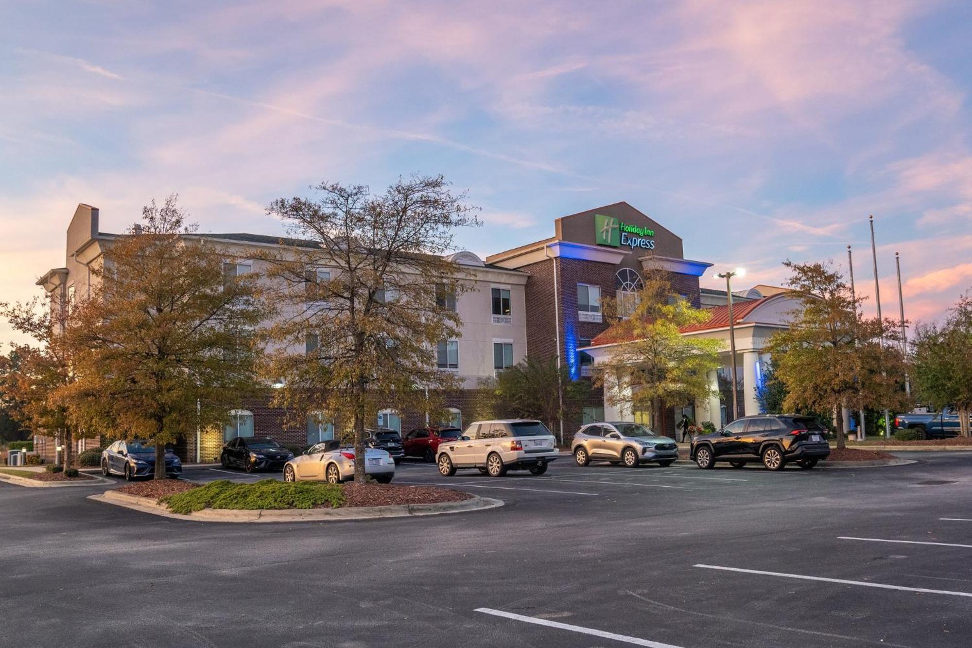 Holiday Inn Express Pembroke By Ihg Eksteriør billede