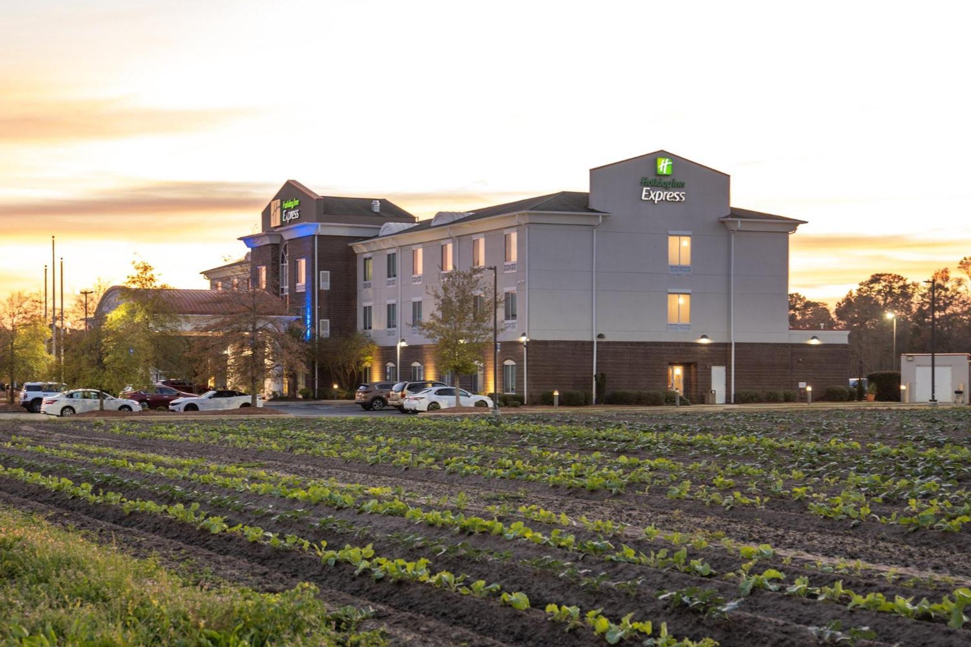 Holiday Inn Express Pembroke By Ihg Eksteriør billede
